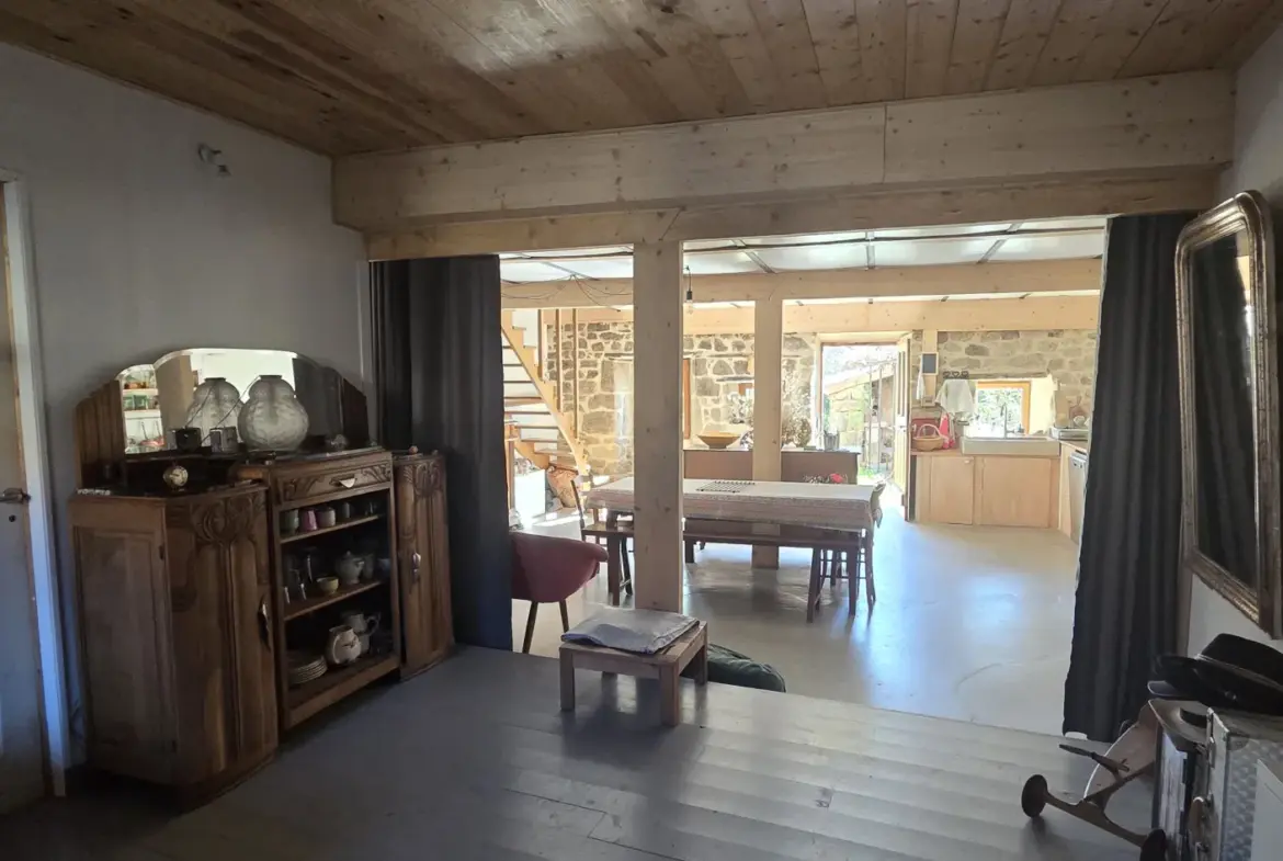 Maison en pierre rénovée de 120 m² avec terrain à Vernoux-en-Vivarais 