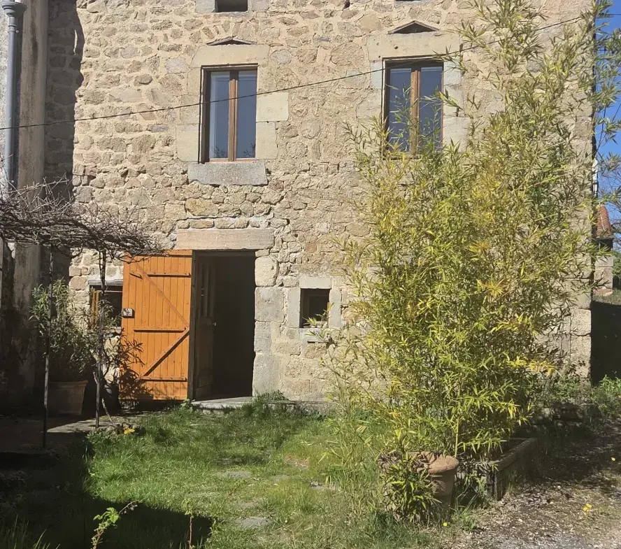 Maison en pierre rénovée de 120 m² avec terrain à Vernoux-en-Vivarais 