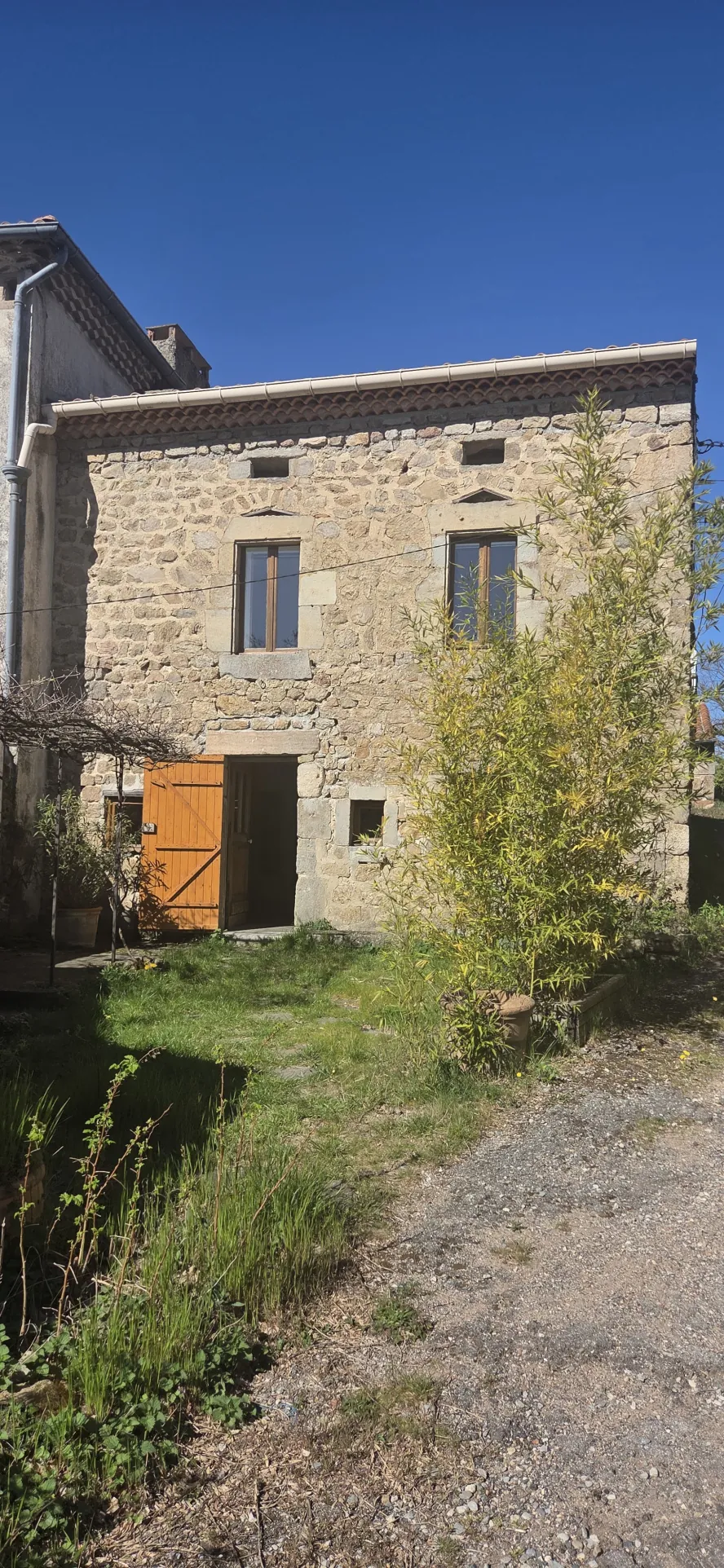 Maison en pierre rénovée de 120 m² avec terrain à Vernoux-en-Vivarais 