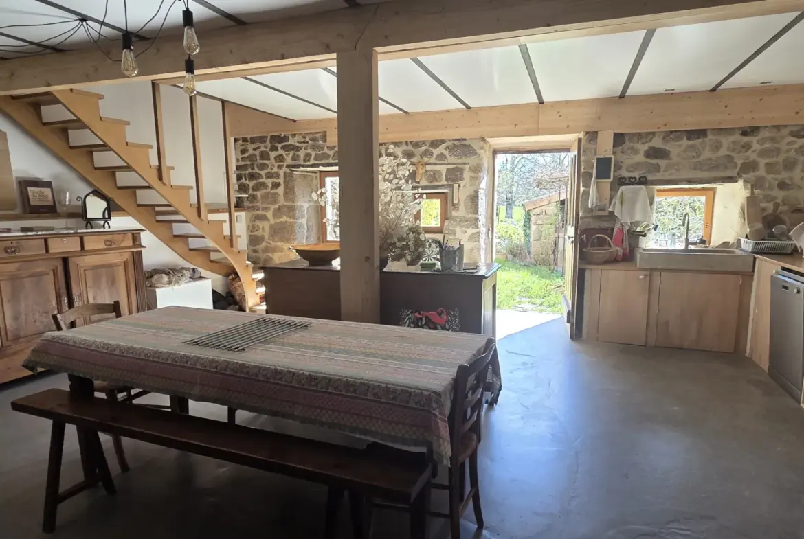 Maison en pierre rénovée de 120 m² avec terrain à Vernoux-en-Vivarais 