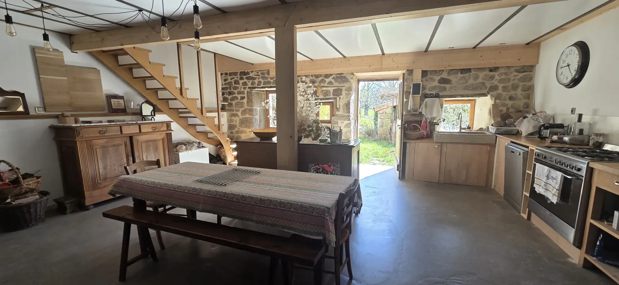 Maison en pierre rénovée de 120 m² avec terrain à Vernoux-en-Vivarais 