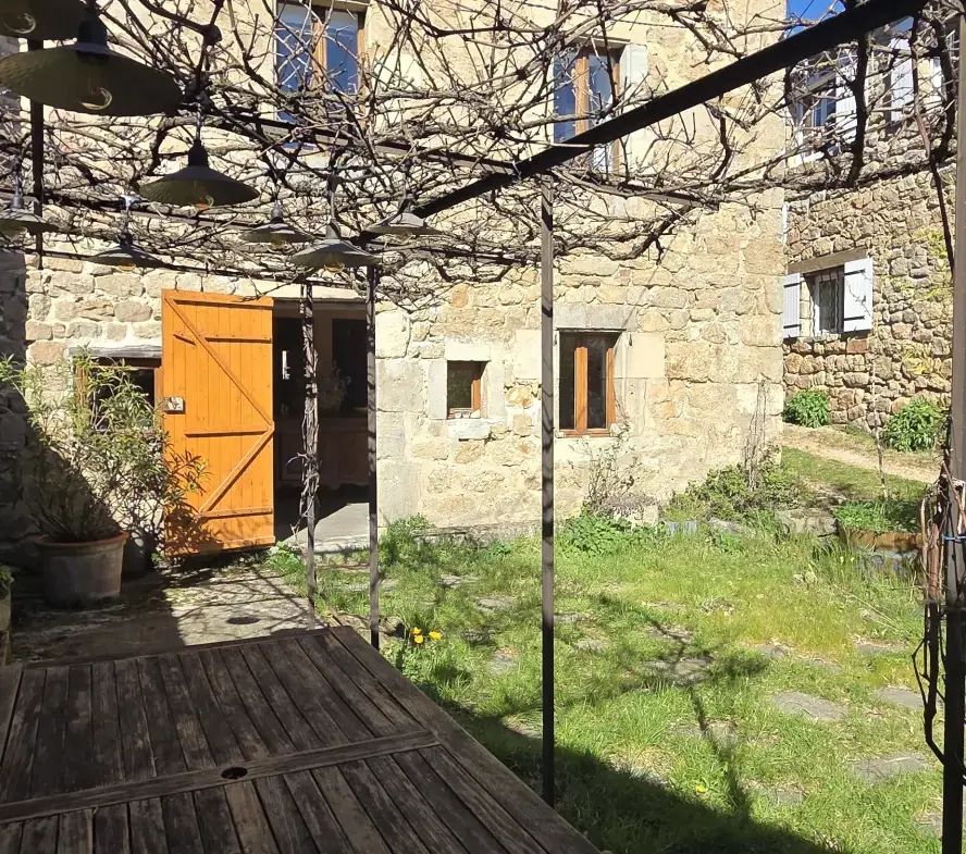 Maison en pierre rénovée de 120 m² avec terrain à Vernoux-en-Vivarais 