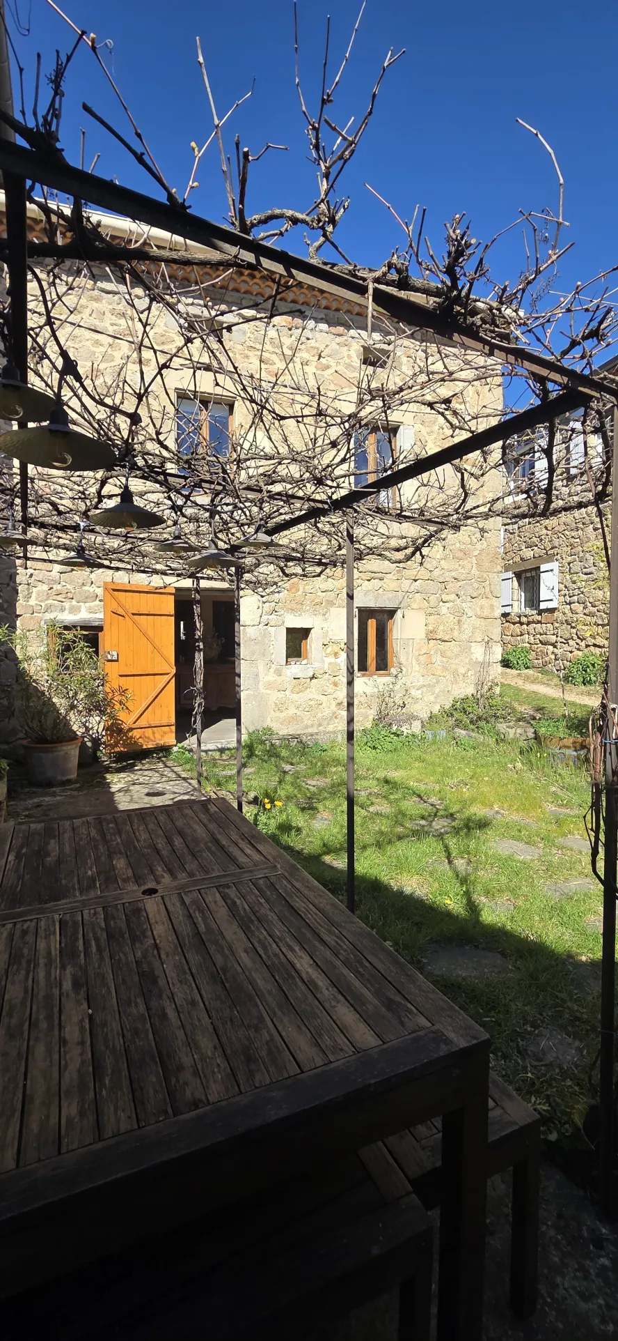 Maison en pierre rénovée de 120 m² avec terrain à Vernoux-en-Vivarais 