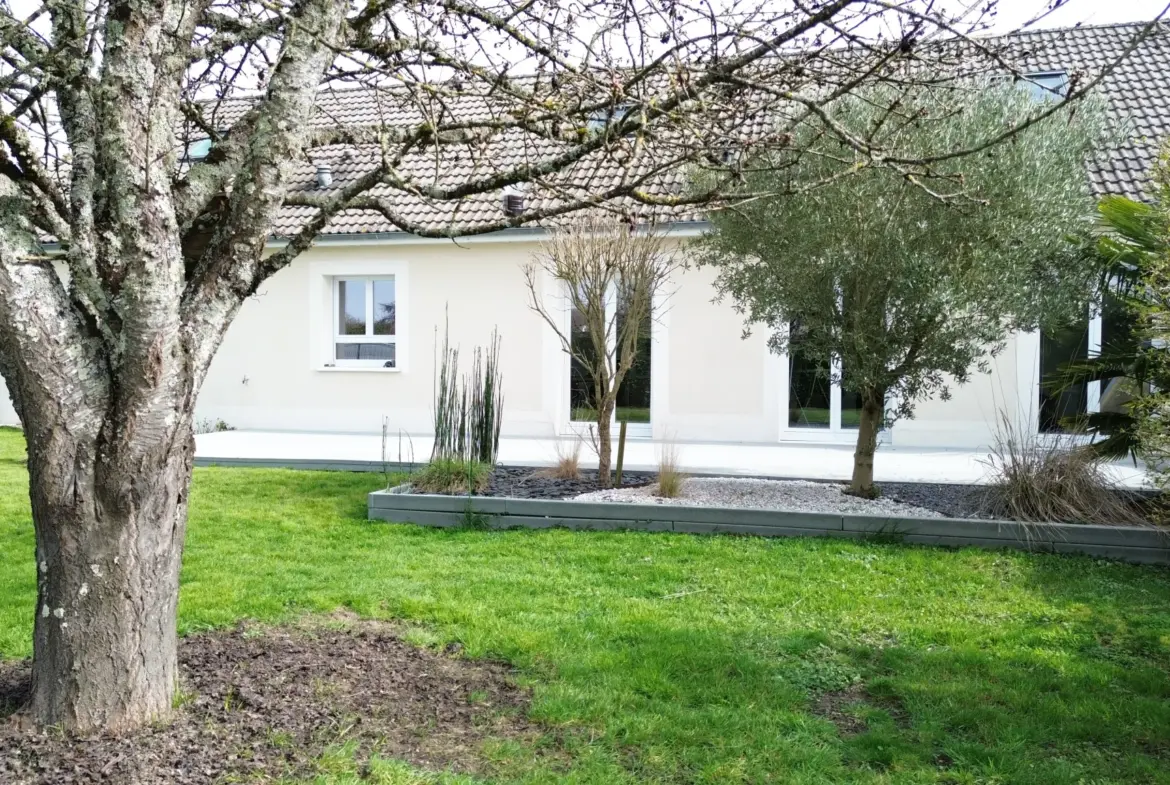 Pavillon moderne de 190 m² avec 4 chambres à Cours les Barres 