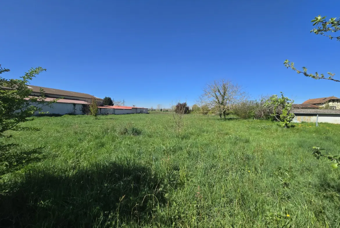 Terrain constructible de 2512 m² à Tarbes en zone UX - Usage industriel ou commercial 