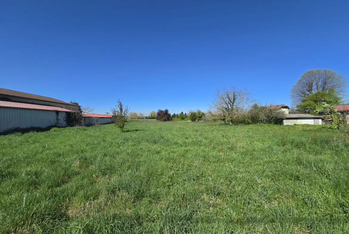Terrain constructible de 2512 m² à Tarbes en zone UX - Usage industriel ou commercial 