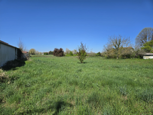 Terrain constructible de 2512 m² à Tarbes en zone UX - Usage industriel ou commercial