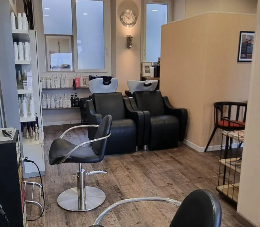 Salon de coiffure à vendre en centre-ville de Gien, proche Loire, avec clientèle fidèle 