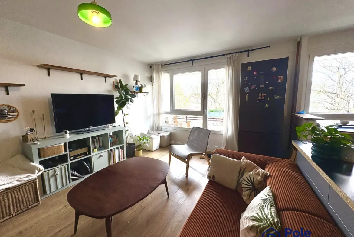 Séjour Appartement F2 à Caen avec Balcon – 50,46 m², Cave, Centre-ville 