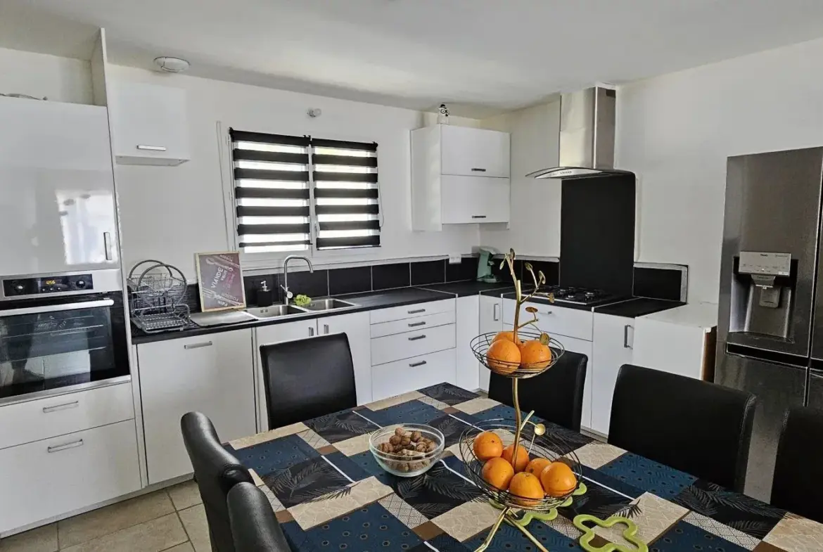 Maison contemporaine de plain-pied avec 3 chambres à Saint-Seurin-sur-l'Isle 