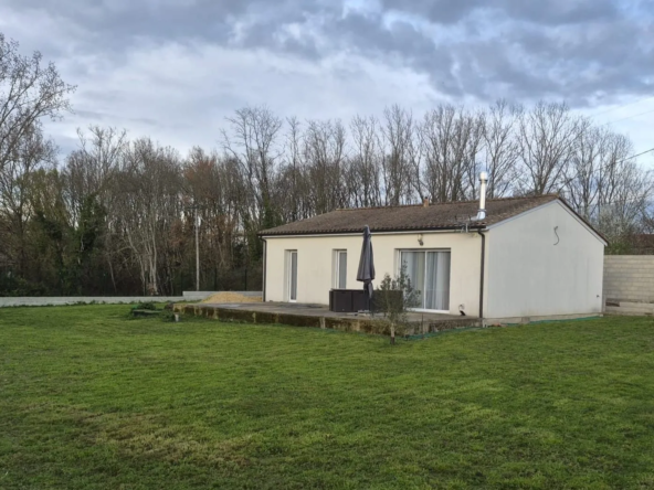 Maison contemporaine de plain-pied avec 3 chambres à Saint-Seurin-sur-l'Isle
