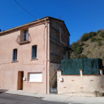 Immeuble en pierre à Céret avec 3 logements, terrasses et parkings, vue campagne