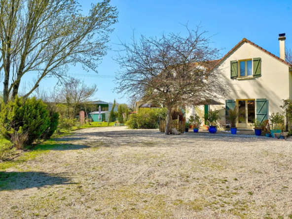 Maison familiale avec grand terrain à Bressuire – 4 chambres, 2 hectares