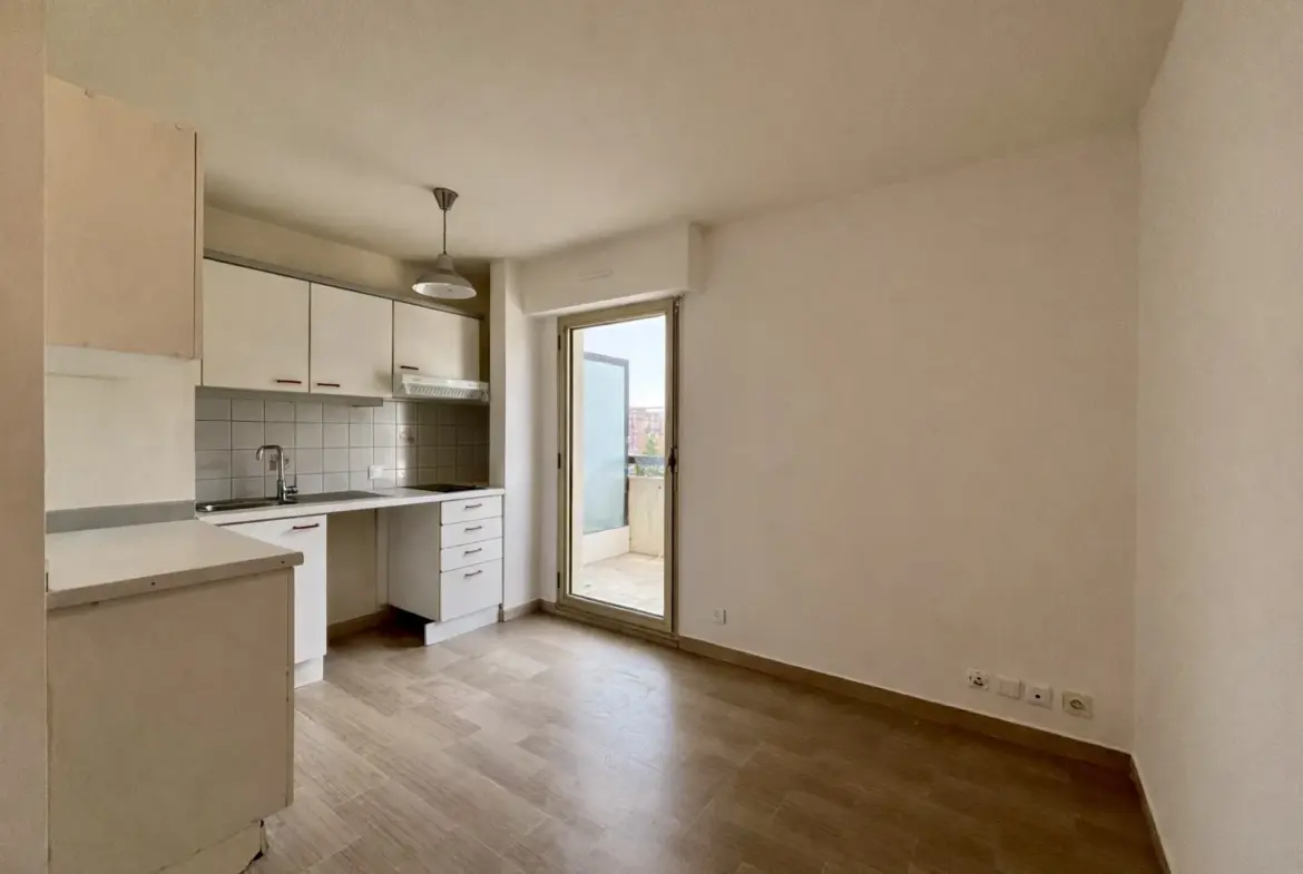 Studio à vendre à Frejus avec parking et balcon dans résidence calme 