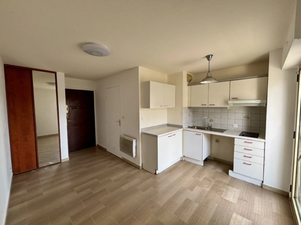Studio à vendre à Frejus avec parking et balcon dans résidence calme