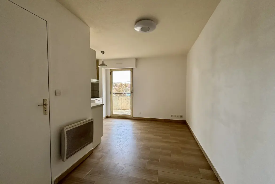 Studio à vendre à Frejus avec parking et balcon dans résidence calme 