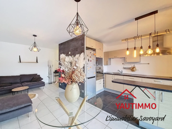 Appartement T2 de 42 m² avec balcon, parking et cave à Bonne, dernier étage