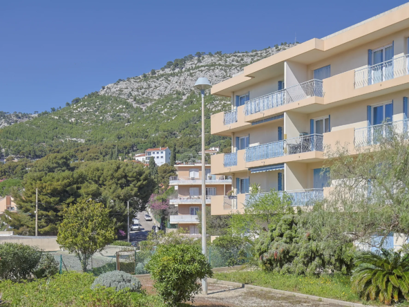 Appartement T5 de 96 m² avec balcon, garage et cave à Toulon - Secteur Bas Faron