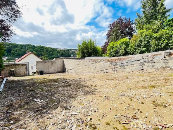 Terrain constructible de 213 m² à Nezel, proche Maule
