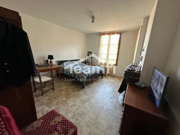 Immeuble historique à Thiers avec vue dégagée et fort potentiel de rénovation