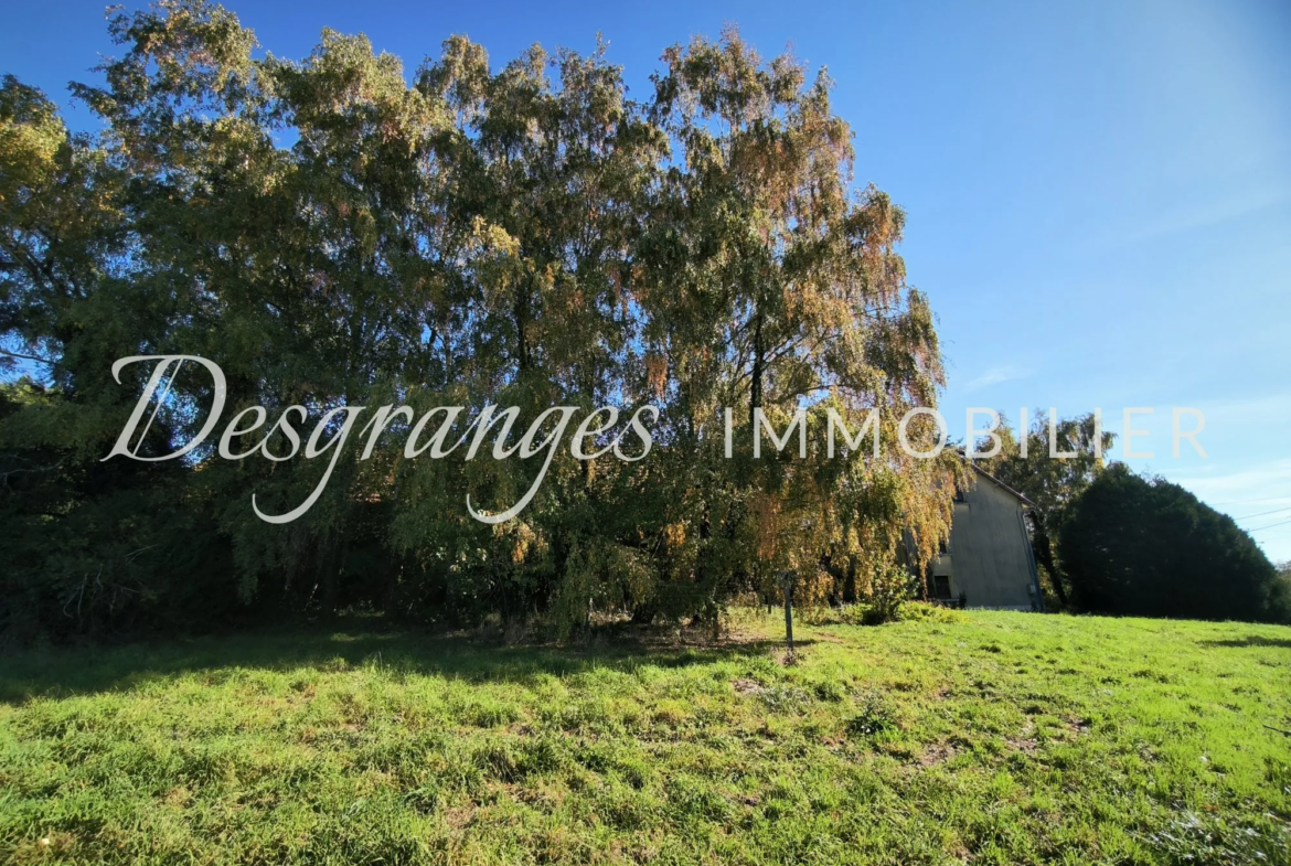 Propriété authentique avec vues dégagées et grandes granges à Génès 