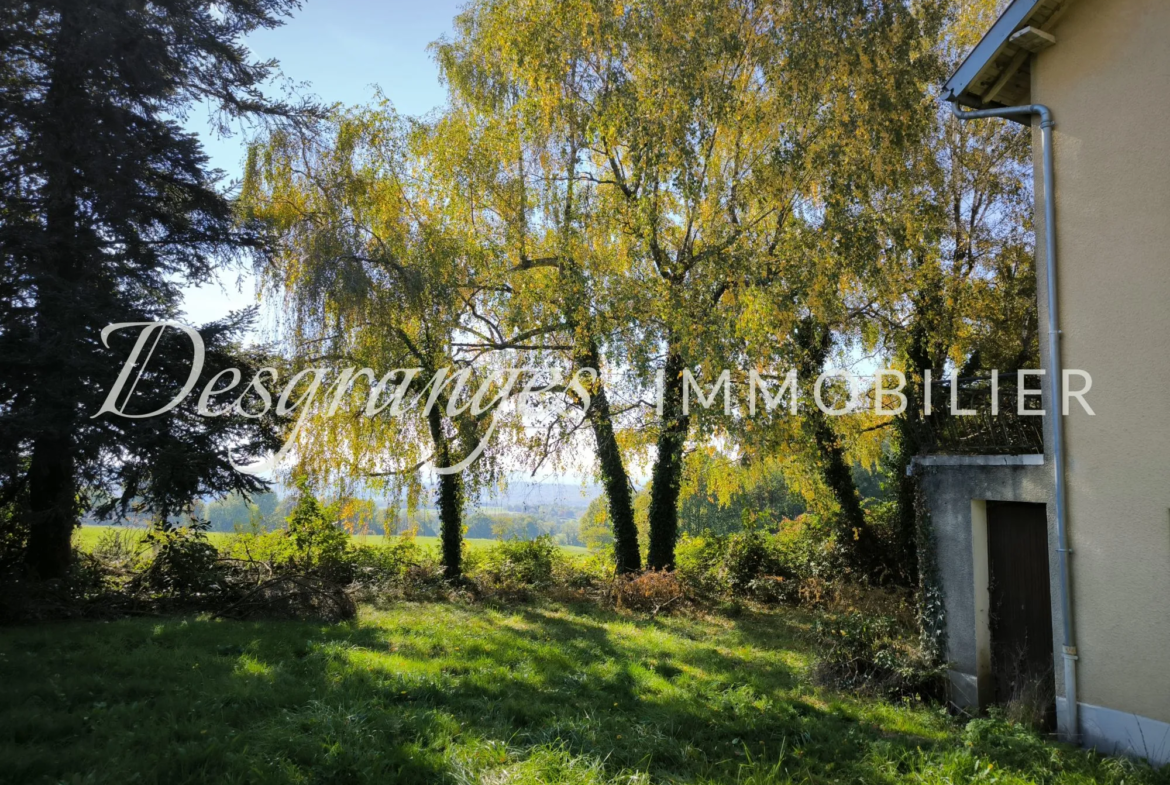 Propriété authentique avec vues dégagées et grandes granges à Génès 