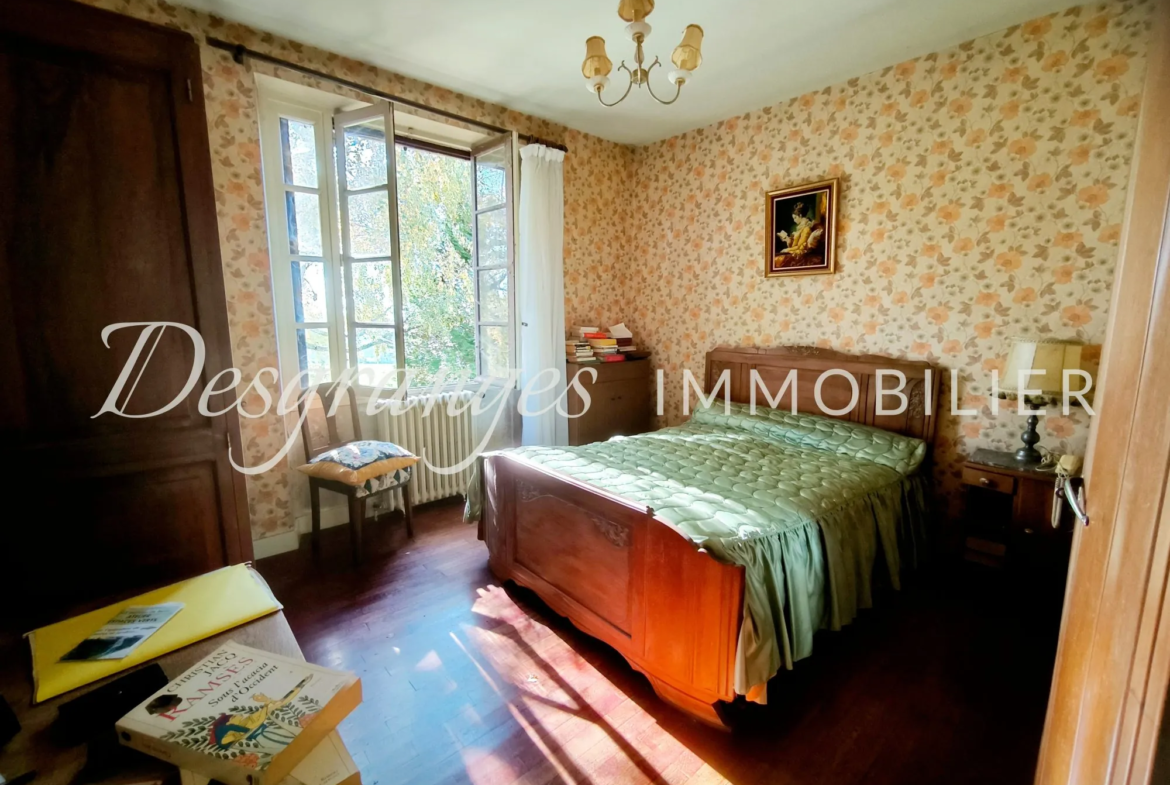 Propriété authentique avec vues dégagées et grandes granges à Génès 