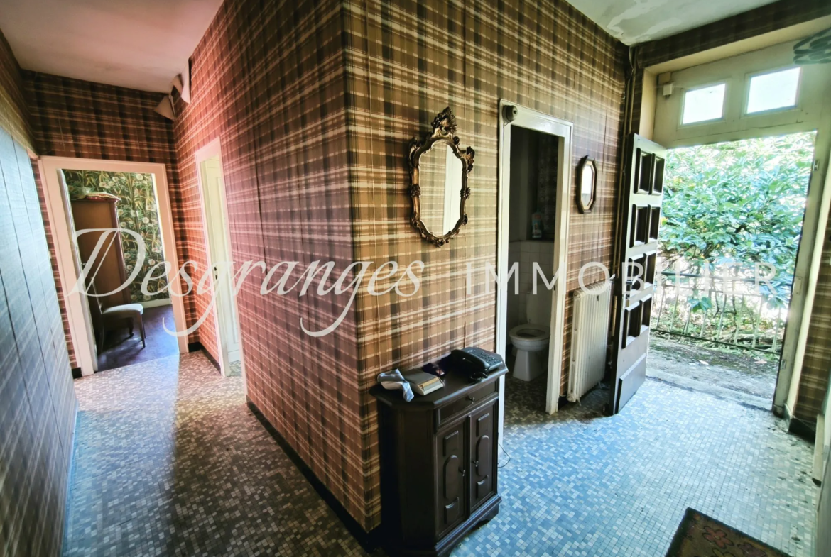 Propriété authentique avec vues dégagées et grandes granges à Génès 