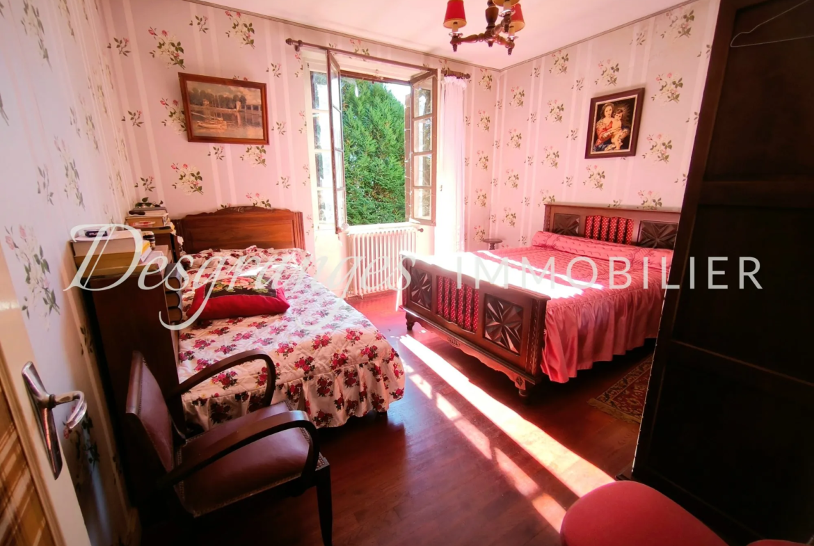 Propriété authentique avec vues dégagées et grandes granges à Génès 