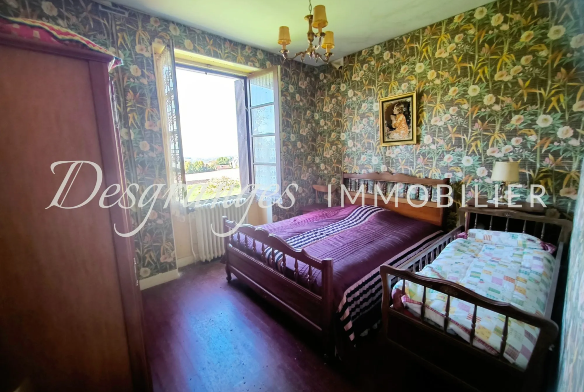 Propriété authentique avec vues dégagées et grandes granges à Génès 