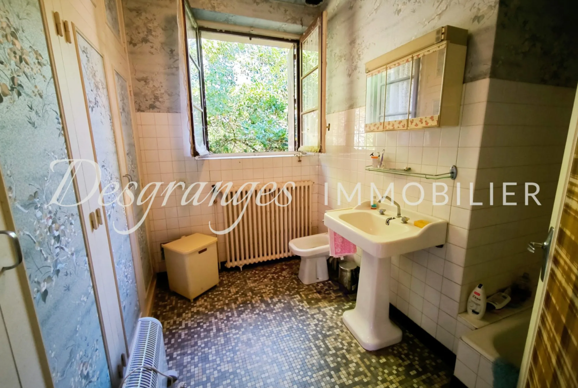 Propriété authentique avec vues dégagées et grandes granges à Génès 