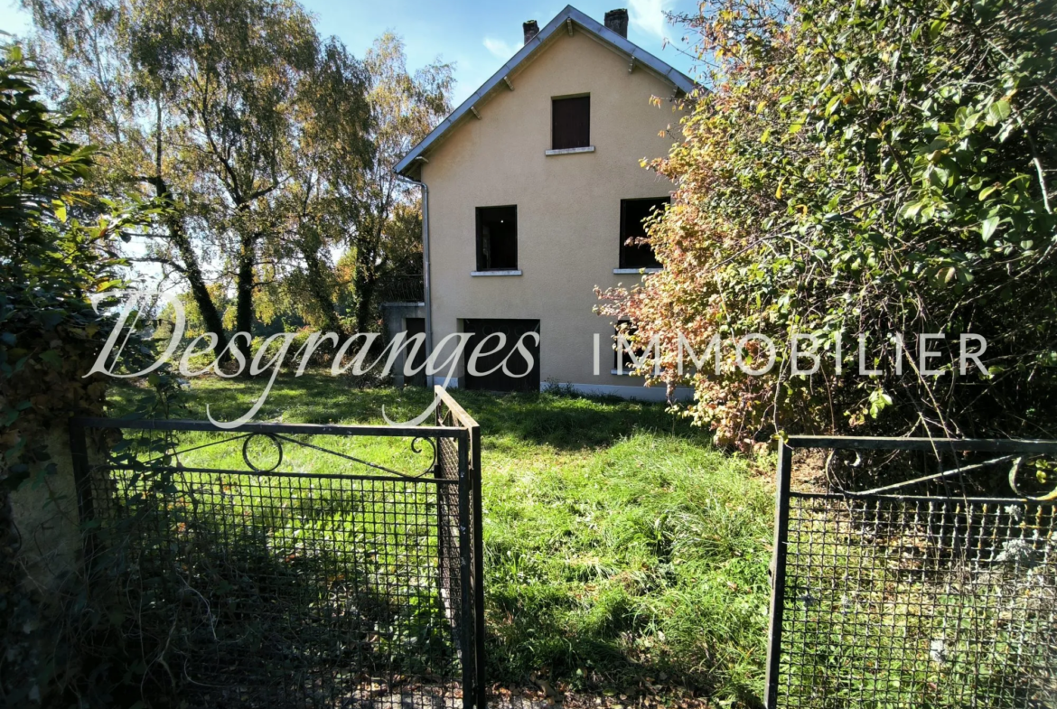 Propriété authentique avec vues dégagées et grandes granges à Génès 