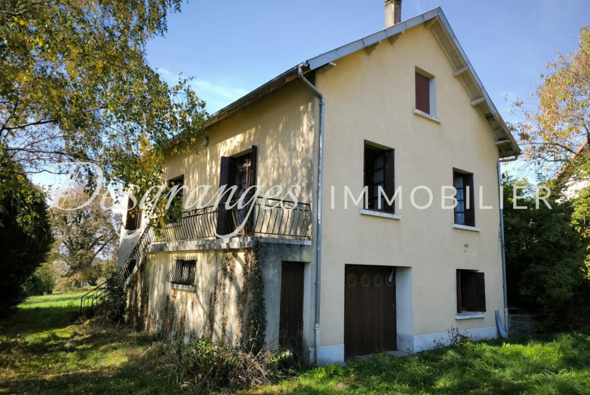 Propriété authentique avec vues dégagées et grandes granges à Génès 