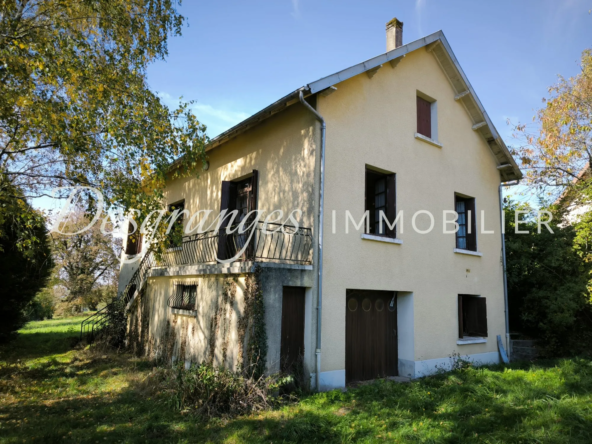 Propriété authentique avec vues dégagées et grandes granges à Génès