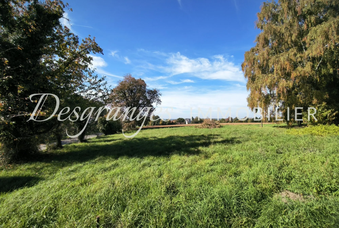 Propriété authentique avec vues dégagées et grandes granges à Génès 