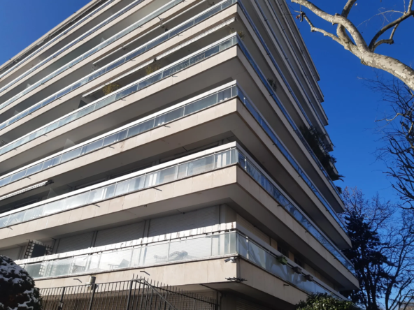 Studette lumineuse à Neuilly-sur-Seine avec balcon-terrasse et vue dégagée