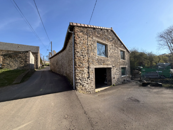 Grande grange en parfait état à Saint-Flour - Dépendance et potentiel de transformation