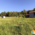 Terrain constructible à Épinal de 929 m², cadre verdoyant et proche du centre-ville