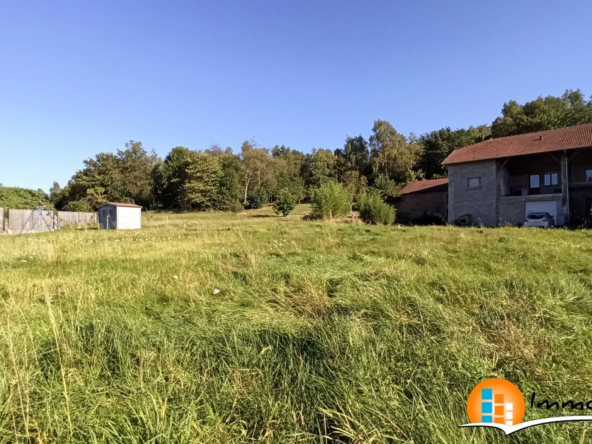 Terrain constructible à Épinal de 929 m², cadre verdoyant et proche du centre-ville