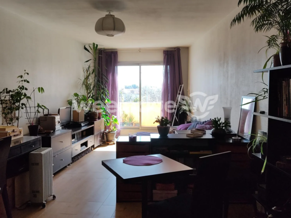 SALON Maintenant  Bel appartement 1 bis lumineux avec balcon et parking sécurisé à Nantes