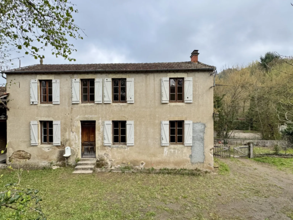 Maison de caractère à rénover de 120m² avec dépendances et terrain à Mariol