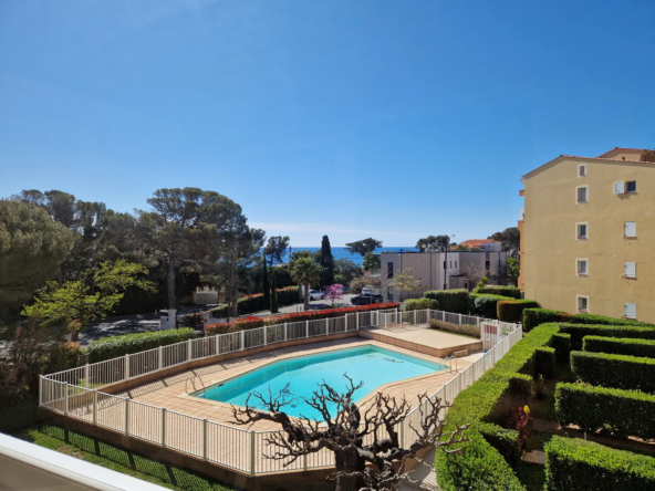 Appartement 3 pièces à Saint-Aygulf avec vue mer et piscine, prêt à vivre