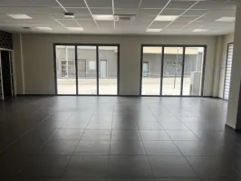 Local commercial moderne de 160 m² à Saint-Estève avec visibilité exceptionnelle