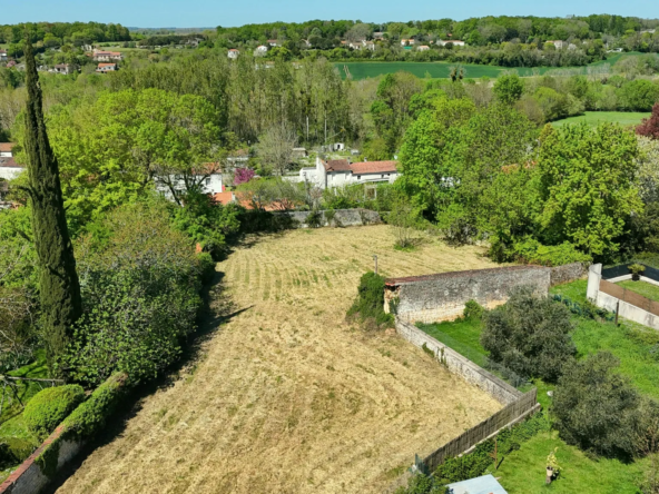Terrain constructible à Taillebourg avec vue sur la vallée - environnement rare