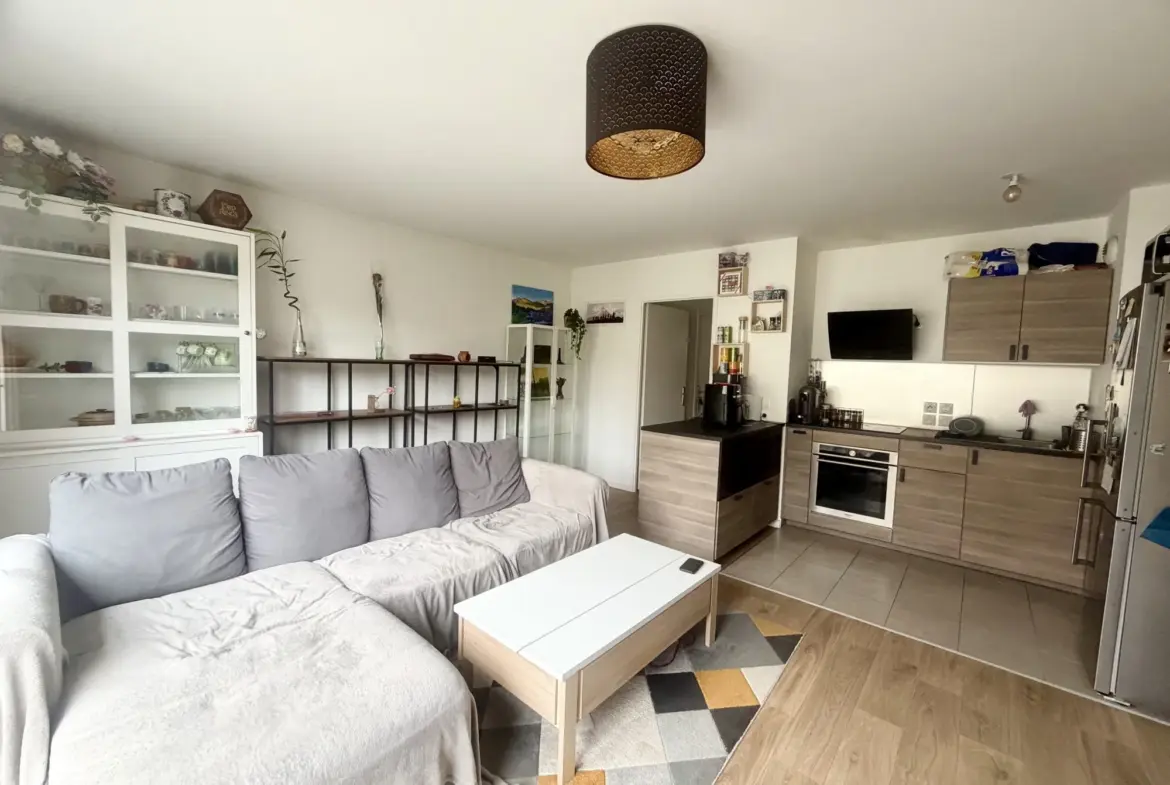 Appartement F2 lumineux avec deux balcons à Nandy - Pavillon Royal 