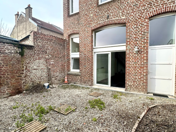 Investissez dans un immeuble de rapport avec 2 appartements et garages à Caudry