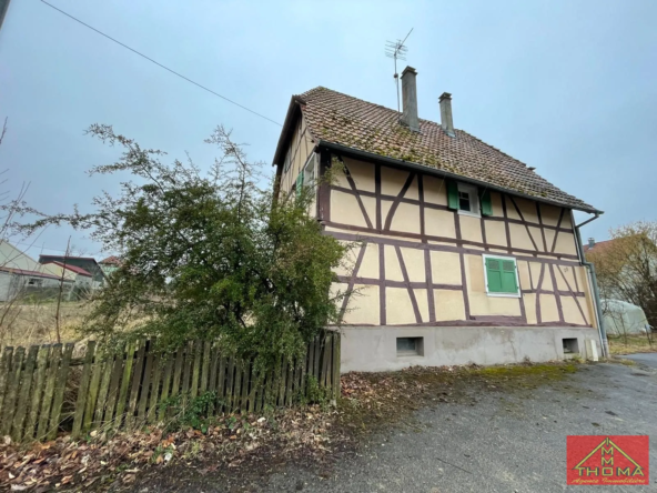 Façade avant de la maison, côté rue Charmante maison alsacienne à rénover avec garage et grand terrain à Hausgauen