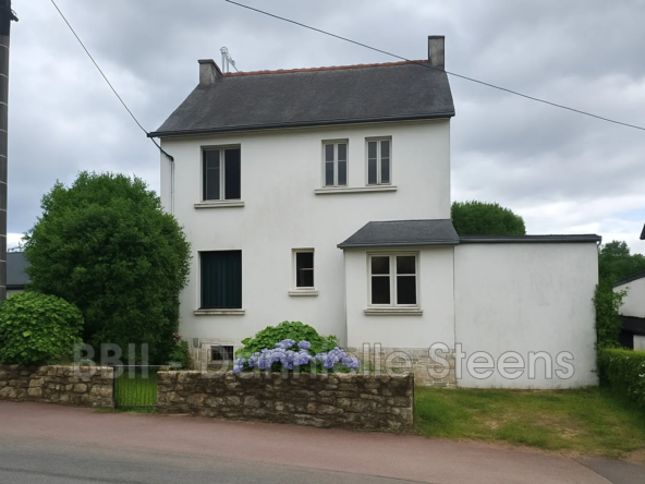 Maison à rénover de 80 m² avec cave et jardin à Corlay