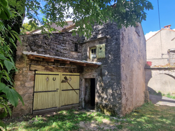 Maison en pierre à rénover avec garage, caves et jardin près du Caylar - Larzac