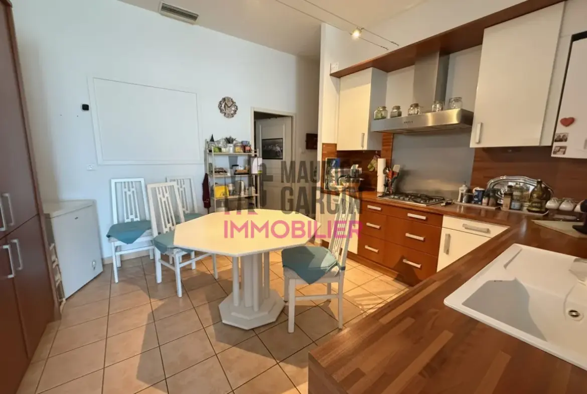 A Vendre Appartement T3 de 85 m² avec Stationnement à Carpentras 